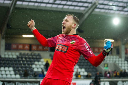 Häckens målvakt Peter Abrahamsson jublar vid klacken