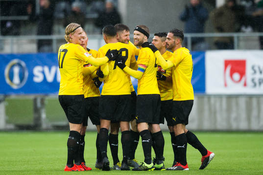 Häckens Joona Toivo jublar med lagkamrater