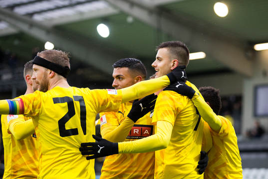 Häckens Alexander Jeremejeff jublar med lagkamrater