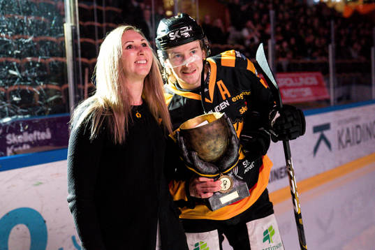 Skellefteås Jonathan Pudas mottar Pontus Petterström
