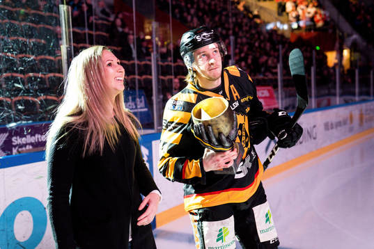 Skellefteås Jonathan Pudas mottar Pontus Petterström