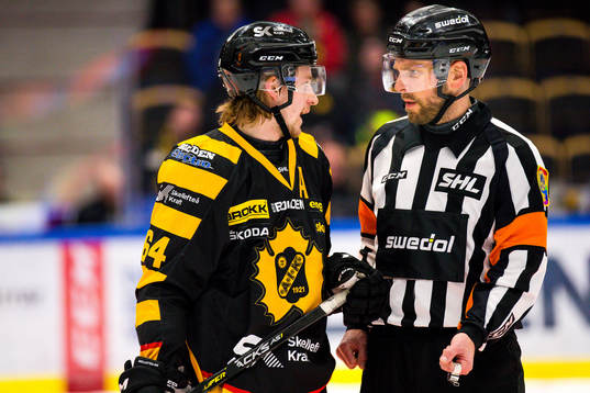 Skellefteås Jonathan Pudas  i samtal med domare Marcus