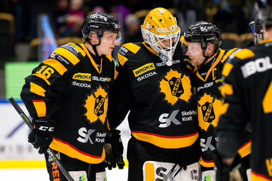 Skellefteås Linus Lindström, målvakt Mantas Armalis och