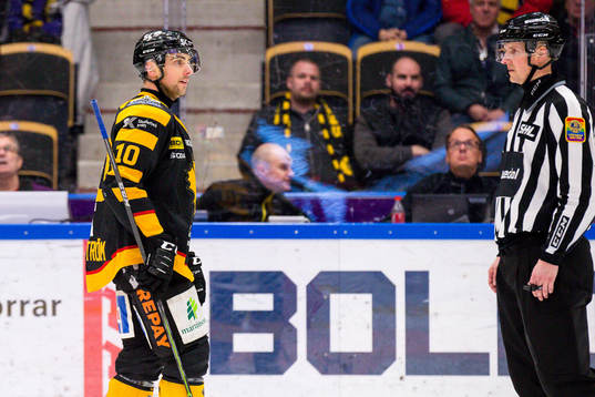 Skellefteås Joakim Lindström och linjedomare Johannes