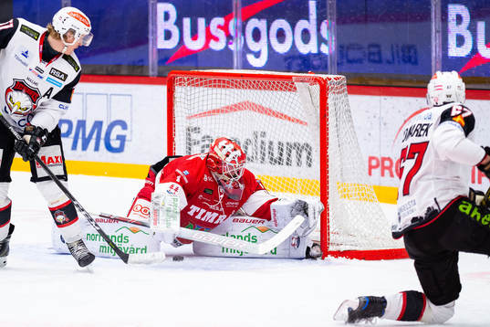 Timrås målvakt Victor Brattström räddar