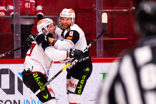 Malmö Redhawks Konstantin Komarek och Frederik Storm jublar