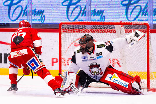 Malmö Redhawks målvakt Oscar Alsenfelt räddar straff