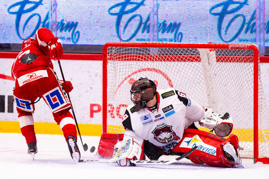Malmö Redhawks målvakt Oscar Alsenfelt räddar straff