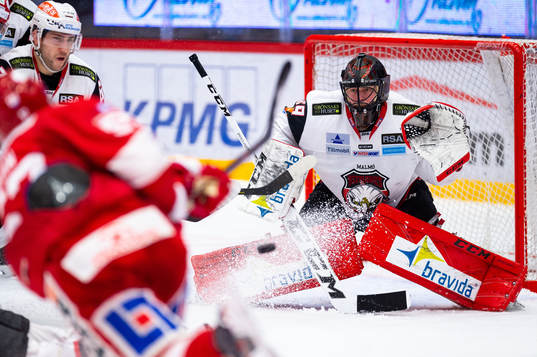 Timrås Anton Wedin skjuter mot Malmö Redhawks målvakt