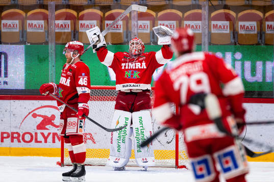 Timrås målvakt Victor Brattström jublar