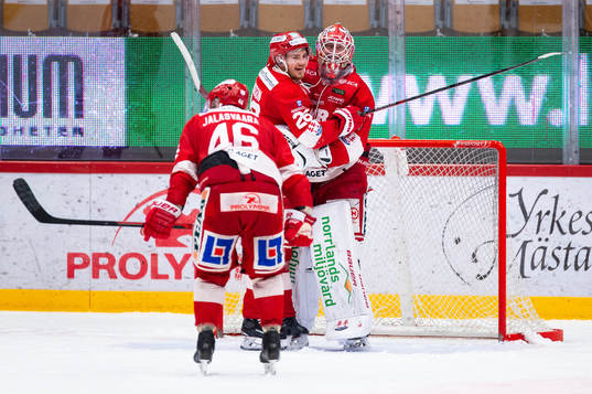 Timrås Hampus Larsson och målvakt Victor Brattström