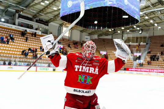 Timrås målvakt Victor Brattström jublar