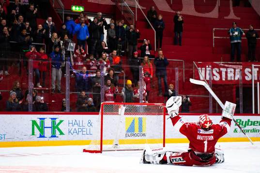 Timrås målvakt Victor Brattström jublar mot supportrar