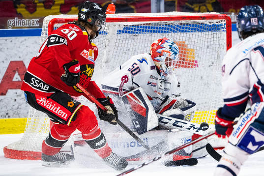 Luleås Daniel Sondell och Linköpings målvakt Jonas