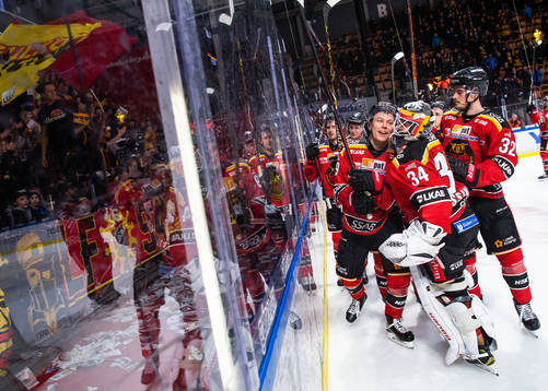Luleås Jack Connolly och målvakt Joel Lassinantti jublar