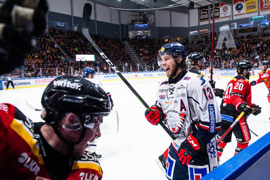 Linköpings Andrew Gordon reagerar