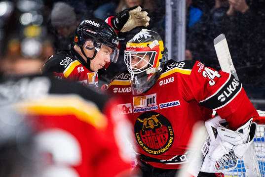 Luleås Erik Gustafsson och målvakt Joel Lassinantti jublar