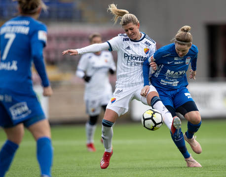 Djurgårdens Olivia Schough i en duell med Eskilstunas Lisa