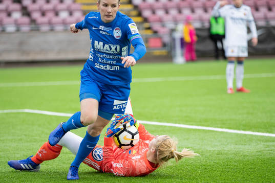 Djurgårdens målvakt Jennifer Pelley med bollen