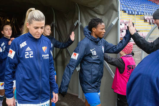 Djurgårdens Olivia Schough och Eskilstunas Ayinde Halimatu