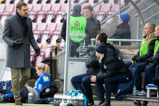 Eskilstunas tränare Magnus Karlsson i samspråk med bänken