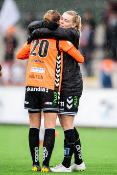 Kristianstads Mia Carlsson och Sofia Hagman jublar