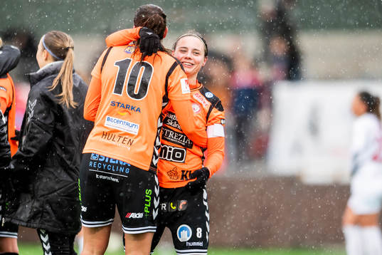 Kristianstads Alice Nilsson och My Linderholm jublar