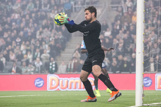 Hammarbys målvakt Davor Blazevic räddar