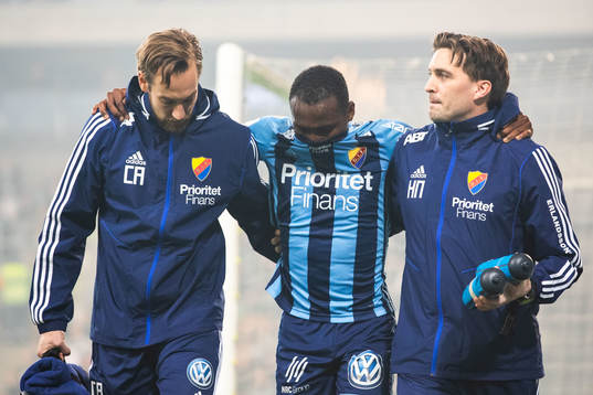Djurgårdens Edward Chilufya får hjälp av planen