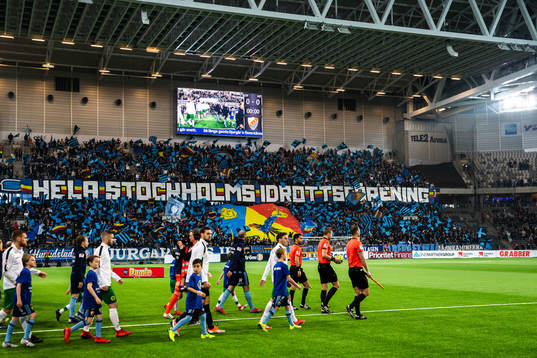 Djurgårdens supportrar med ett tifo