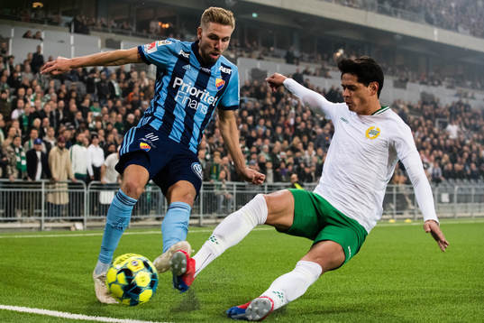 Djurgårdens Jonathan Ring i kamp om bollen med Hammarbys