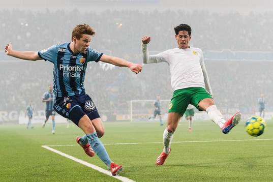 Djurgårdens Aslak Witry med ett inlägg förbi Hammarbys