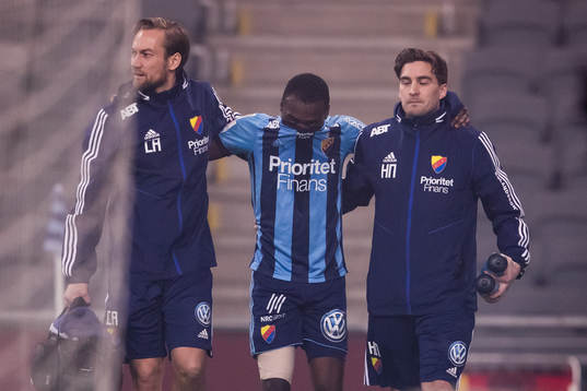 Djurgårdens Edward Chilufya tvingas kliva av med en