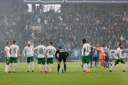 Hammarbys och Djurgårdens spelare förbereder sig för