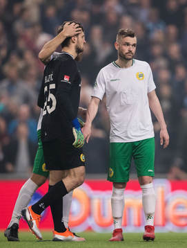 Hammarbys Davor Blazevic och Mads Fenger Nielsen deppar