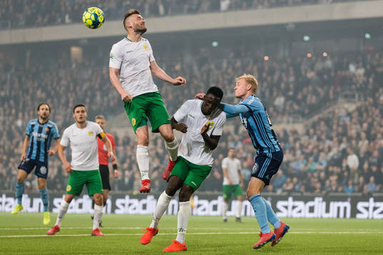 Hammarbys Mads Fenger Nielsen och Kossounou Odilon