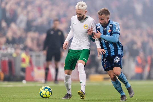 Hammarbys Simon Sandberg i kamp om bollen med Djurgårdens