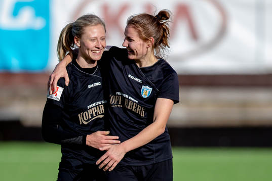 0  Göteborgs Rebecka Blomqvist och Natalia Kuikka jublar