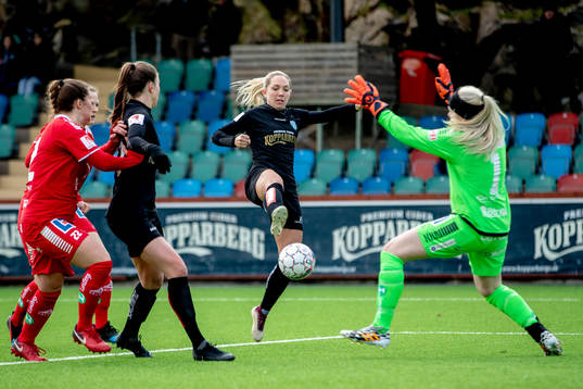 0  Göteborgs Elin Rubensson mot Linköpings målvakt Emma