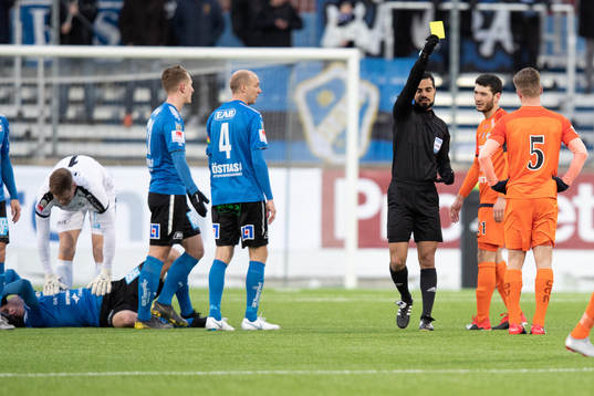 AFC Eskilstunas Gustav Jarl tilldelas gult kort av domare