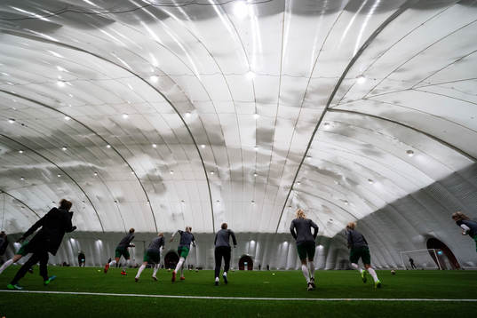 Hammarbys damer värmer upp före fotbollsmatchen i Svenska
