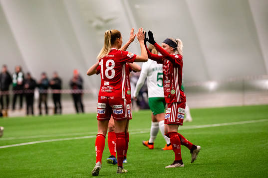 Piteås Nina Jakobsson och Cecilia Edlund jublar