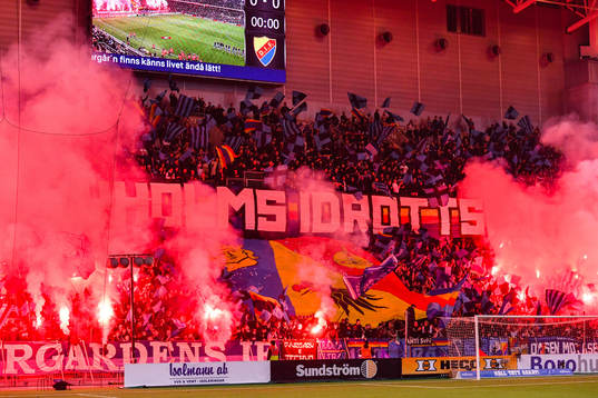 Djurgårdens supportrar med ett tifo