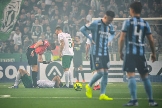 Hammarbys Tim Söderström har ont