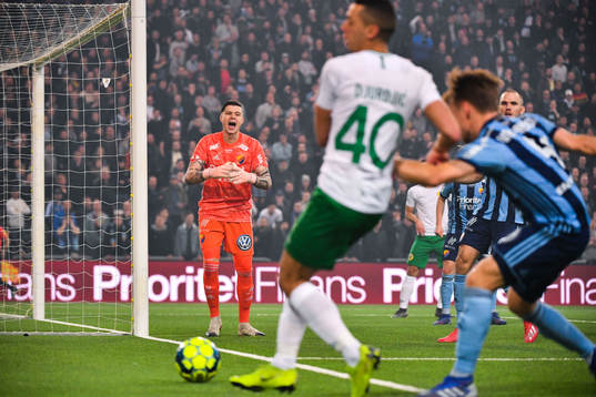 Djurgårdens målvakt Per Kristian Bråtveit reagerar
