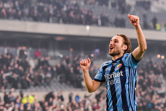 Djurgårdens Kevin Walker jublar mot supportrar