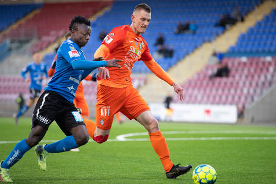 Halmstads Sadat Karim och AFC Eskilstunas Artem Rakhmanov