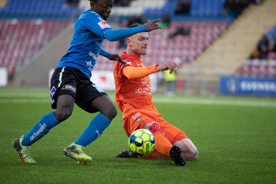 Halmstads Sadat Karim och AFC Eskilstunas Artem Rakhmanov