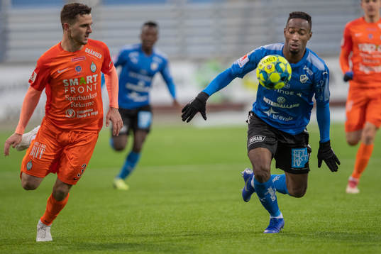 Halmstads Sadat Karim och AFC Eskilstunas Kadir Hodzic