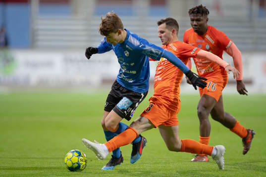 Halmstads Rasmus Wiedesheim-Paul och AFC Eskilstunas Kadir